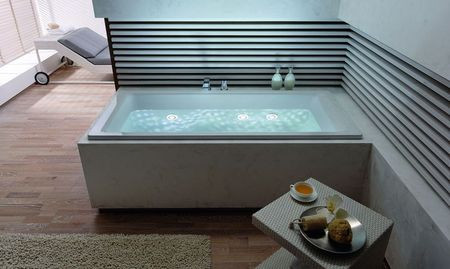 Podświetlane dysze w systemie VIVO TURBO efektownie iluminują wodę w wannie dając dodatkowo efekt terapii światłem.