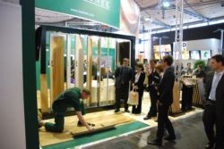 Naczelne miejsce na stoisku należało do Czesława Bortnowskiego, mistrza parkieciarstwa