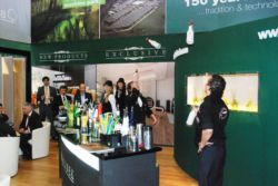 Eugeniusza Dytko - Mistrz Świata Barman&oacute;w z Rio De Janeiro w stylu Flair serwował na cześć nowego złącza Fast Click drinka.