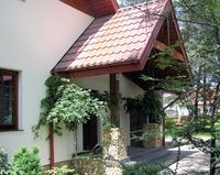 Bryła domu jest tradycyjna z kilkoma nowoczesnymi akcentami