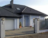 Przęsła ogrodzenia i automatycznie przesuwanej bramy wykonano z stali nierdzewnej