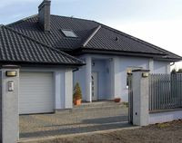 Przęsła ogrodzenia i automatycznie przesuwanej bramy wykonano z stali nierdzewnej