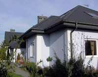 Właściciele wyznają zasadę &#8211; lepiej mieć mały dom i małą działkę niż większe i z braku czasu zaniedbane