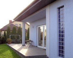 Taras o powierzchni 30 m2 zwrócony jest w stronę niezabudowanych pól