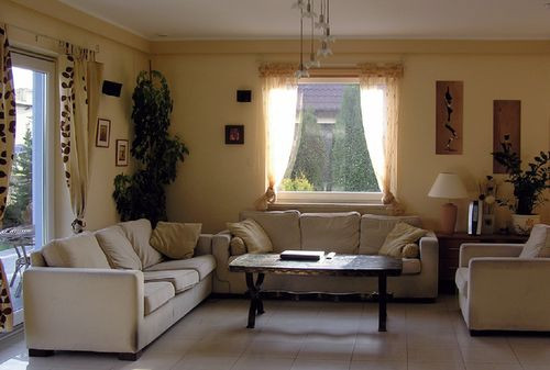 Wnętrza na parterze utrzymano w ciepłej, przyjaznej kolorystyce, co stanowi kontrast do zimnej palety elewacji