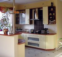 Kuchnia (12 m2) jest wygodna, ponieważ wyposażono ją w dużą liczbę szafek