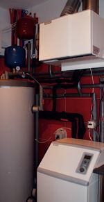 Dwupłaszczowy zbiornik c.w.u., pełniący również rolę bufora i pompa ciepła Nibe Fighter 1150. Powyżej znajduje się moduł wentylacyjny FLM 30