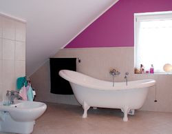 Duże wrażenie w łazience na piętrze robi wanna o klasycznych kształtach