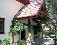 Bryła domu jest tradycyjna z kilkoma nowoczesnymi akcentami