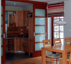 Dobrym zabiegiem było odgrodzenie kuchni od reszty pomieszczeń dziennych przesuwanymi drzwiami