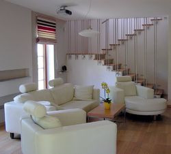 Salon pełni funkcję salki kinowej, bo tu właściciele umieścili kino domowe