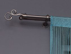 Prosta rurka zakończona finezyjnym meandrem &ndash; idealne uzupełnienie poliestrowej zasłony sznurkowej