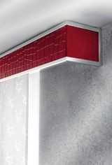 Włoski karnisz Irina o konstrukcji z aluminium, wykończonej jednym z kilkunastu gatunk&oacute;w sk&oacute;ry w r&oacute;żnych kolorach, skrywa aż trzy tory, kt&oacute;re pozwalają stworzyć ciekawą tr&oacute;jwarstwową oprawę okienną