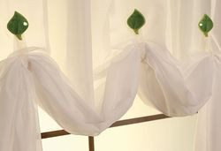 Dekoracyjne zapinki-listki do upinania cienkich draperii.