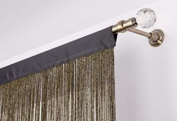 Dzięki sąsiedztwu okna, kryształowa końc&oacute;wka mosiężnego karnisza Tende Crystal nie raz zachwyci nas niecodziennymi efektami świetlnymi