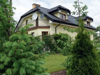 Dom skąpany w zieleni