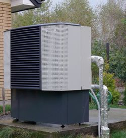 Jednostka zewnętrzna pompy ciepła (wymiennik powietrze-glikol) ustawiona jest na starym fundamencie zbiornika na gaz skroplony