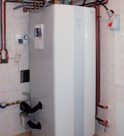 Pompa ciepła – jednostka wewnętrzna stoi w pomieszczeniu, w którym wcześniej pracował kocioł gazowy