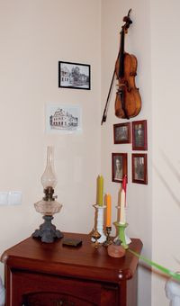 W jednym z narożników salonu znajdują się pamiątki rodzinne pana domu