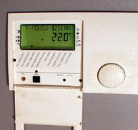 Wyświetlacz pompy ciepła Stiebel, dzięki któremu łatwo można śledzić i regulować nastawy pompy ciepła