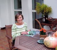 Taras znajduje się z tyłu domu i ma ładny widok na intymną strefę posesji.