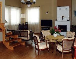 Salon ma wysokość dwóch kondygnacji.