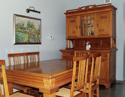 Jadalnia jest częściowo połączona z salonem, ale jednocześnie stanowi odrębne pomieszczenie