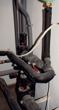 Rozdzielacz dolnego źr&oacute;dła znajdujący się w budynku