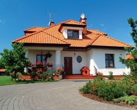 Budynek nawiązuje stylem do polskiego dworku