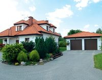 Dom graniczy z trzech stron z otwartymi łąkami