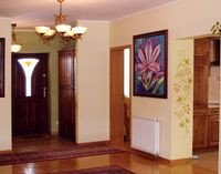 Otwarty wiatrołap od progu zaprasza gości do wejścia w głąb budynku