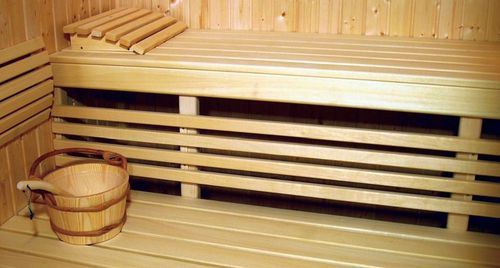 Jednocześnie z sauny może korzystać 5 osób siedzących lub 2&#8211;3 leżące