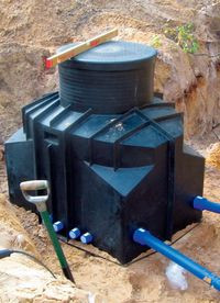 Studzienka rozdzielcza, w której łączą się pętle kolektora poziomego (przed zakopaniem)