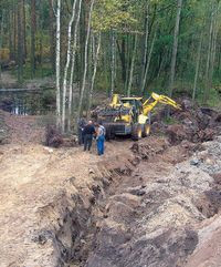 Prace związane z zakopaniem kolektora płaskiego wymagały dużej sprawności od operatora koparki oraz całej ekipy