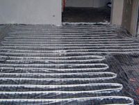 Rurki ogrzewania podłogowego ułożone były na warstwach styropianu oraz folii aluminiowej