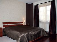 W sypialni dominują różne odcienie brązu