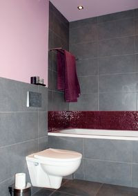 W łazience zastosowano ogrzewanie podłogowe (równolegle z grzejnikowym