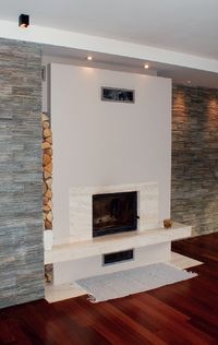 Powietrze do kominka znajdującego się w salonie doprowadzane jest kanałem, którego wlot znajduje się na zewnętrznej ścianie budynku