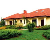 Rozłożysty i niski budynek stoi w centralnej części posesji.