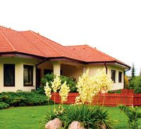 Z tyłu domu znajduje się zadaszony taras