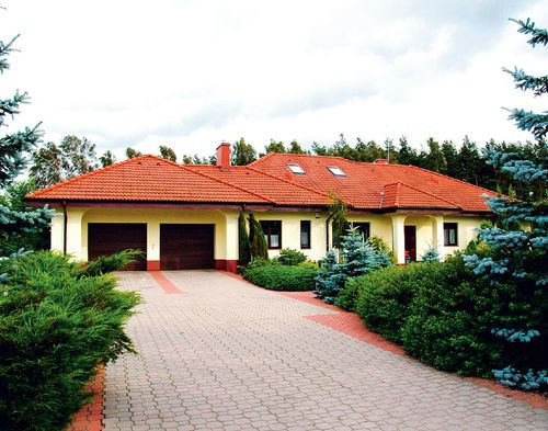 Garaż z dużym zapleczem gospodarczym zaplanowano pod jednym dachem z resztą pomieszczeń mieszkalnych