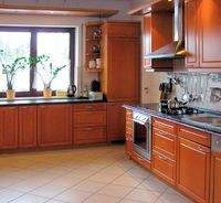 Przestronna kuchnia dobrze służy dużej rodzinie