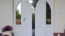 Atestowane drzwi wejściowe wykonano na zamówienie; mają kilka antywyważeniowych zabezpieczeń