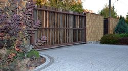 Brama otwierana jest pilotem a siłownik zabezpieczony jest przed kradzieżą