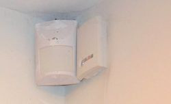 Czujka ruchu PIR na podczerwień i czujnik stłuczeniowy we wnętrzu