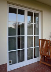 Na parterze i piętrze drzwi tarasowe i okna są antywłamaniowe