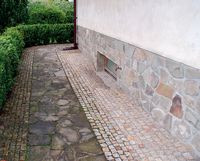 Do wykończenia budynku gospodarz radzi wykorzystywać kamień pochodzący z okolicy, w której znajduje się dom