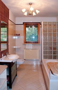 W łazience na parterze znajduje się zarówno kabina prysznicowa, jak i wanna