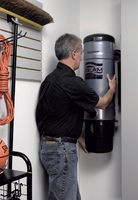 Jednostkę centralną najlepiej zamontować na ścianie w najniżej położonym pomieszczeniu w domu: w garażu lub w pomieszczeniu gospodarczym na takiej wysokości, by mieć do niej swobodny dostęp, aby móc łatwo zdejmować i opróżniać pojemnik na kurz