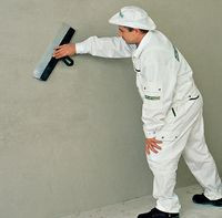 Tynki wewnętrzne nakłada sie maszynowo (za pomocą agregatu) lub ręcznie